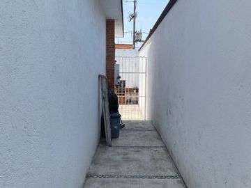 VENDO EN CUERNAVACA AMPLIA Y BONITA CASA SOLA, CON HABITACIÓN EN PLANTA BAJA