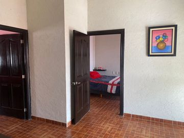 VENDO EN CUERNAVACA AMPLIA Y BONITA CASA SOLA, CON HABITACIÓN EN PLANTA BAJA