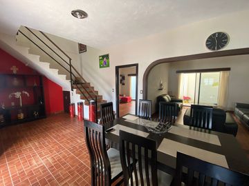 VENDO EN CUERNAVACA AMPLIA Y BONITA CASA SOLA, CON HABITACIÓN EN PLANTA BAJA