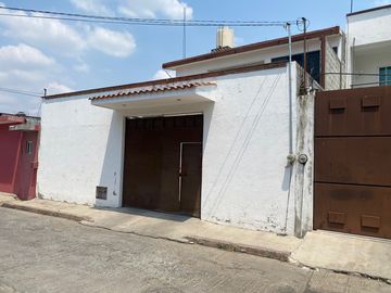 VENDO EN CUERNAVACA AMPLIA Y BONITA CASA SOLA, CON HABITACIÓN EN PLANTA BAJA