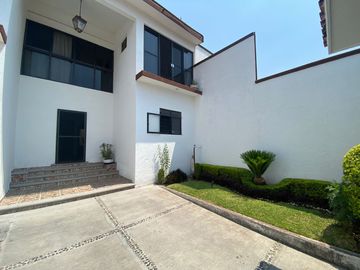 VENDO EN CUERNAVACA AMPLIA Y BONITA CASA SOLA, CON HABITACIÓN EN PLANTA BAJA