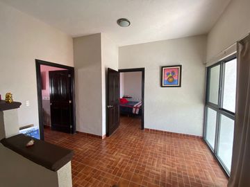 VENDO EN CUERNAVACA AMPLIA Y BONITA CASA SOLA, CON HABITACIÓN EN PLANTA BAJA