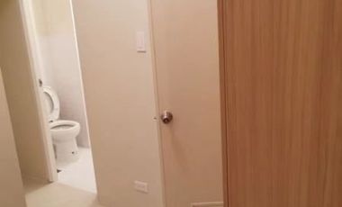 For Sale UNIT WITH PARKING IN SIX SENSES in Pasay City near Mall Of Asia