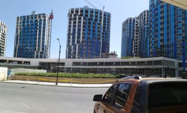 For Sale UNIT WITH PARKING IN SIX SENSES in Pasay City near Mall Of Asia