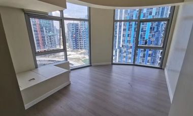 For Sale UNIT WITH PARKING IN SIX SENSES in Pasay City near Mall Of Asia