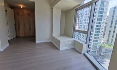 For Sale UNIT WITH PARKING IN SIX SENSES in Pasay City near Mall Of Asia