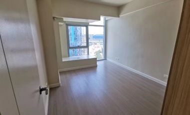 For Sale UNIT WITH PARKING IN SIX SENSES in Pasay City near Mall Of Asia