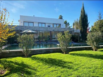 Espectacular casa en parcela venta 5D/4B piscina en Oliveto