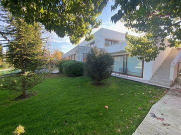Espectacular casa en parcela venta 5D/4B piscina en Oliveto