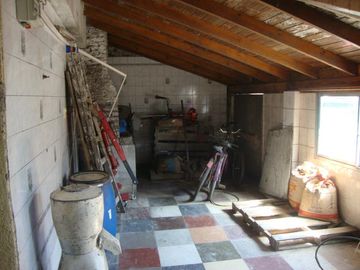 VENDE: VIVIENDA Y FONDO DE COMERCIO