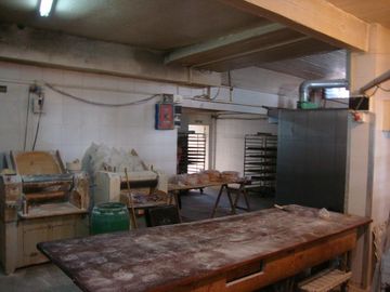 VENDE: VIVIENDA Y FONDO DE COMERCIO