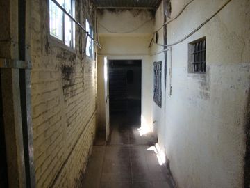 VENDE: VIVIENDA Y FONDO DE COMERCIO
