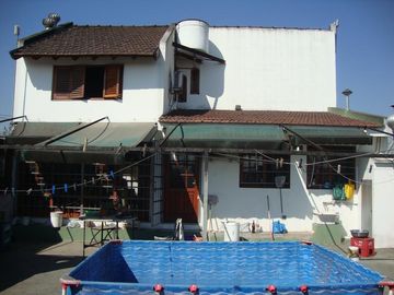 VENDE: VIVIENDA Y FONDO DE COMERCIO