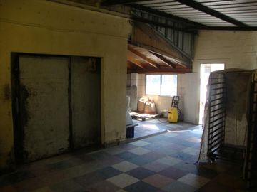 VENDE: VIVIENDA Y FONDO DE COMERCIO