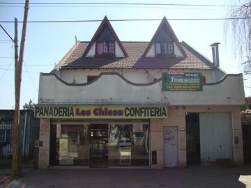 VENDE: VIVIENDA Y FONDO DE COMERCIO