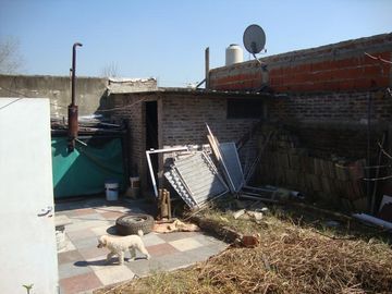 VENDE: VIVIENDA Y FONDO DE COMERCIO