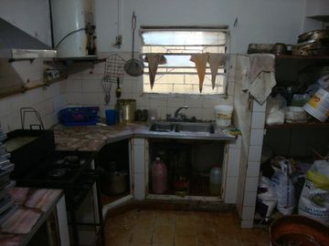 VENDE: VIVIENDA Y FONDO DE COMERCIO