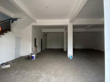 Sewa Rumah Usaha daerah Perak, noll jalan raya, cocok untuk Bank, kantor, kantor EMKL, maupun ekspedisi, parkiran luas