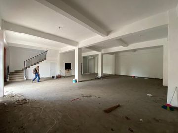 Sewa Rumah Usaha daerah Perak, noll jalan raya, cocok untuk Bank, kantor, kantor EMKL, maupun ekspedisi, parkiran luas