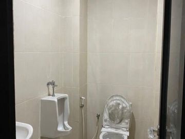 Sewa Rumah Usaha daerah Perak, noll jalan raya, cocok untuk Bank, kantor, kantor EMKL, maupun ekspedisi, parkiran luas