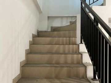 Sewa Rumah Usaha daerah Perak, noll jalan raya, cocok untuk Bank, kantor, kantor EMKL, maupun ekspedisi, parkiran luas