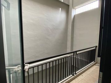 Sewa Rumah Usaha daerah Perak, noll jalan raya, cocok untuk Bank, kantor, kantor EMKL, maupun ekspedisi, parkiran luas