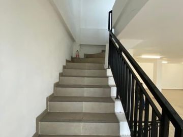 Sewa Rumah Usaha daerah Perak, noll jalan raya, cocok untuk Bank, kantor, kantor EMKL, maupun ekspedisi, parkiran luas