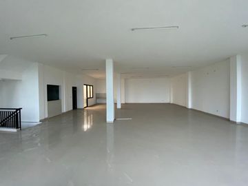 Sewa Rumah Usaha daerah Perak, noll jalan raya, cocok untuk Bank, kantor, kantor EMKL, maupun ekspedisi, parkiran luas