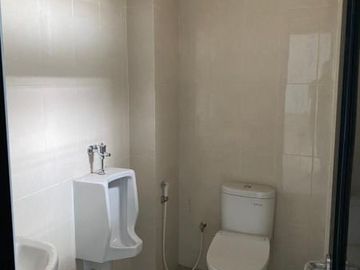 Sewa Rumah Usaha daerah Perak, noll jalan raya, cocok untuk Bank, kantor, kantor EMKL, maupun ekspedisi, parkiran luas
