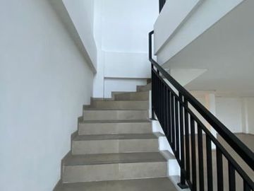 Sewa Rumah Usaha daerah Perak, noll jalan raya, cocok untuk Bank, kantor, kantor EMKL, maupun ekspedisi, parkiran luas
