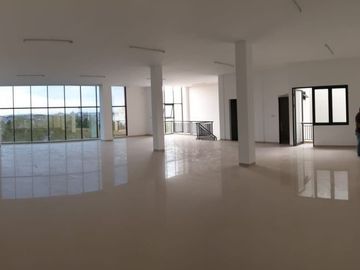 Sewa Rumah Usaha daerah Perak, noll jalan raya, cocok untuk Bank, kantor, kantor EMKL, maupun ekspedisi, parkiran luas