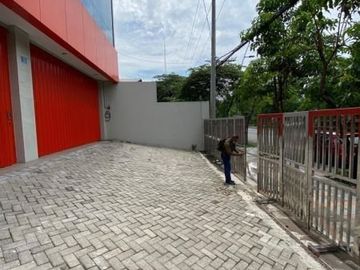 Sewa Rumah Usaha daerah Perak, noll jalan raya, cocok untuk Bank, kantor, kantor EMKL, maupun ekspedisi, parkiran luas