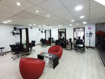 Gran local 182m2 + 2esta. + 1bod. Av. Libertad/Mall Marina