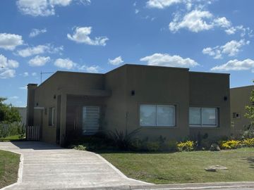 Casa en venta en Barrio Privado  Pilar del Este