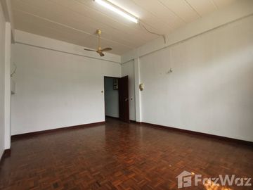 4 Bedroom Townhouse for sale in Bang Waek, Bangkok