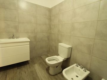 Duplex minimalista a estrenar en Ituzaingó