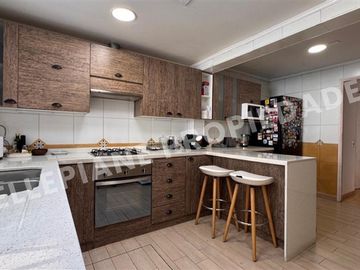 Casa en venta de 4 dorm. en Las Condes
