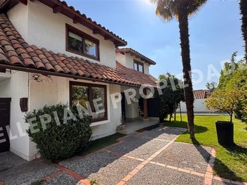 Casa en venta de 4 dorm. en Las Condes