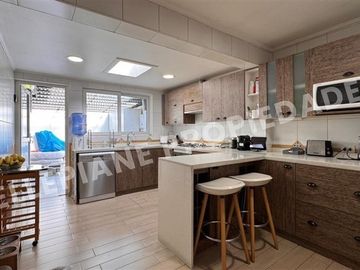 Casa en venta de 4 dorm. en Las Condes