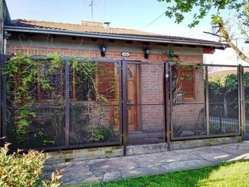 CHALET TODO EN PLANTA BAJA, 3 AMBIENTES + 1 DEPARTAMENTO DE 2 AMBIENTES EN VILLA SARMIENTO