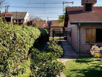 CHALET TODO EN PLANTA BAJA, 3 AMBIENTES + 1 DEPARTAMENTO DE 2 AMBIENTES EN VILLA SARMIENTO