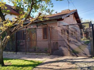 CHALET TODO EN PLANTA BAJA, 3 AMBIENTES + 1 DEPARTAMENTO DE 2 AMBIENTES EN VILLA SARMIENTO