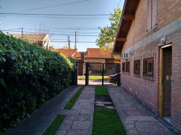 CHALET TODO EN PLANTA BAJA, 3 AMBIENTES + 1 DEPARTAMENTO DE 2 AMBIENTES EN VILLA SARMIENTO