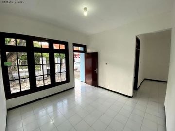 Rumah Hook Medokan Ayu Hadap Utara dan Barat, Strategis