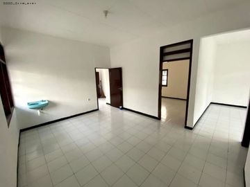 Rumah Hook Medokan Ayu Hadap Utara dan Barat, Strategis