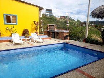 Hermosa casa nueva y generadora de ingresos   , con vistas espectaculares del Océano Pacífico, piscina y unidad de alquiler Airbnb