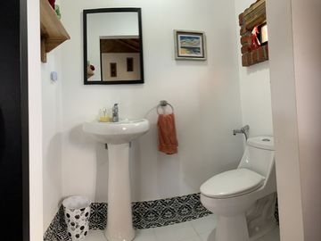 Hermosa casa nueva y generadora de ingresos   , con vistas espectaculares del Océano Pacífico, piscina y unidad de alquiler Airbnb