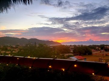 Hermosa casa nueva y generadora de ingresos   , con vistas espectaculares del Océano Pacífico, piscina y unidad de alquiler Airbnb