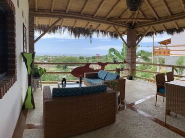 Hermosa casa nueva y generadora de ingresos   , con vistas espectaculares del Océano Pacífico, piscina y unidad de alquiler Airbnb