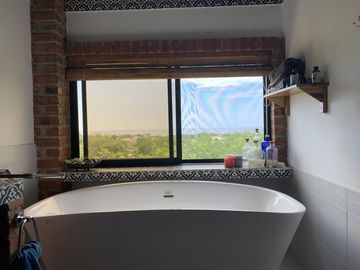 Hermosa casa nueva y generadora de ingresos   , con vistas espectaculares del Océano Pacífico, piscina y unidad de alquiler Airbnb